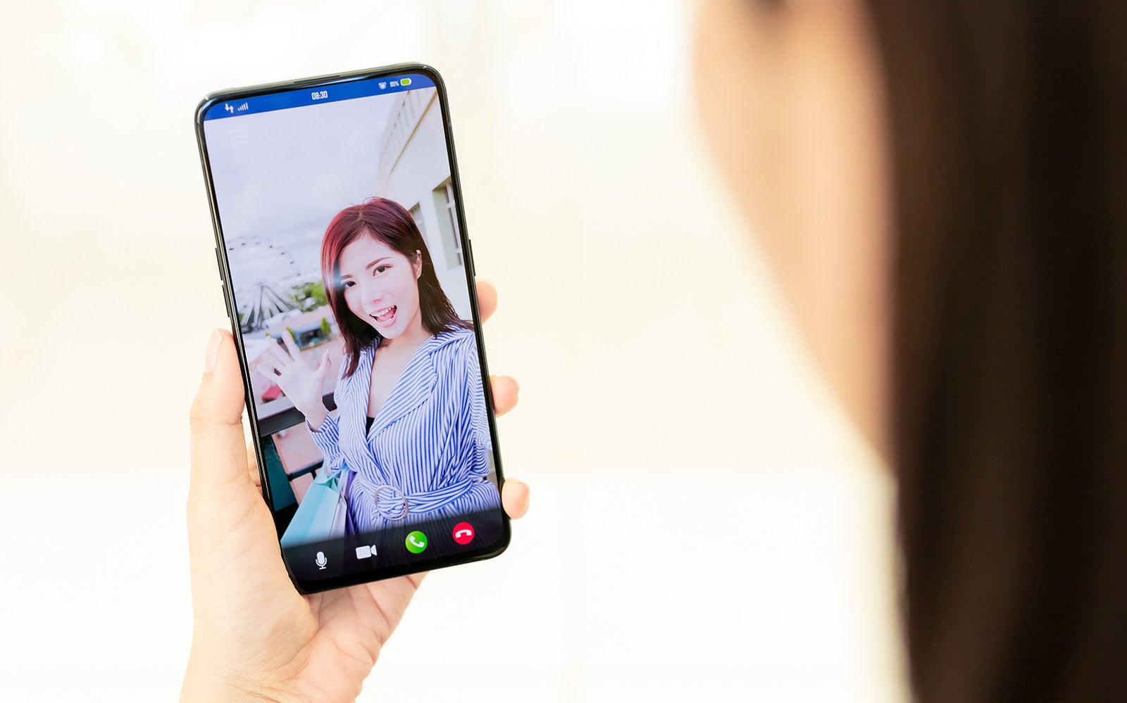 スマートフォンでビデオ通話を楽しむ女性