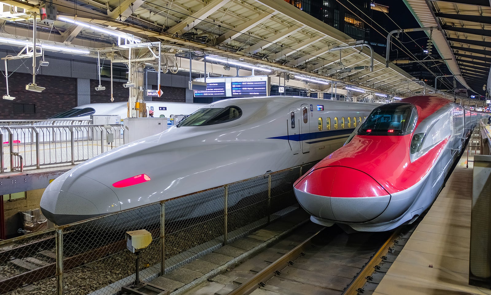 東京駅で停車中の新幹線 東海道新幹線・秋田新幹線（2019年3月24日）