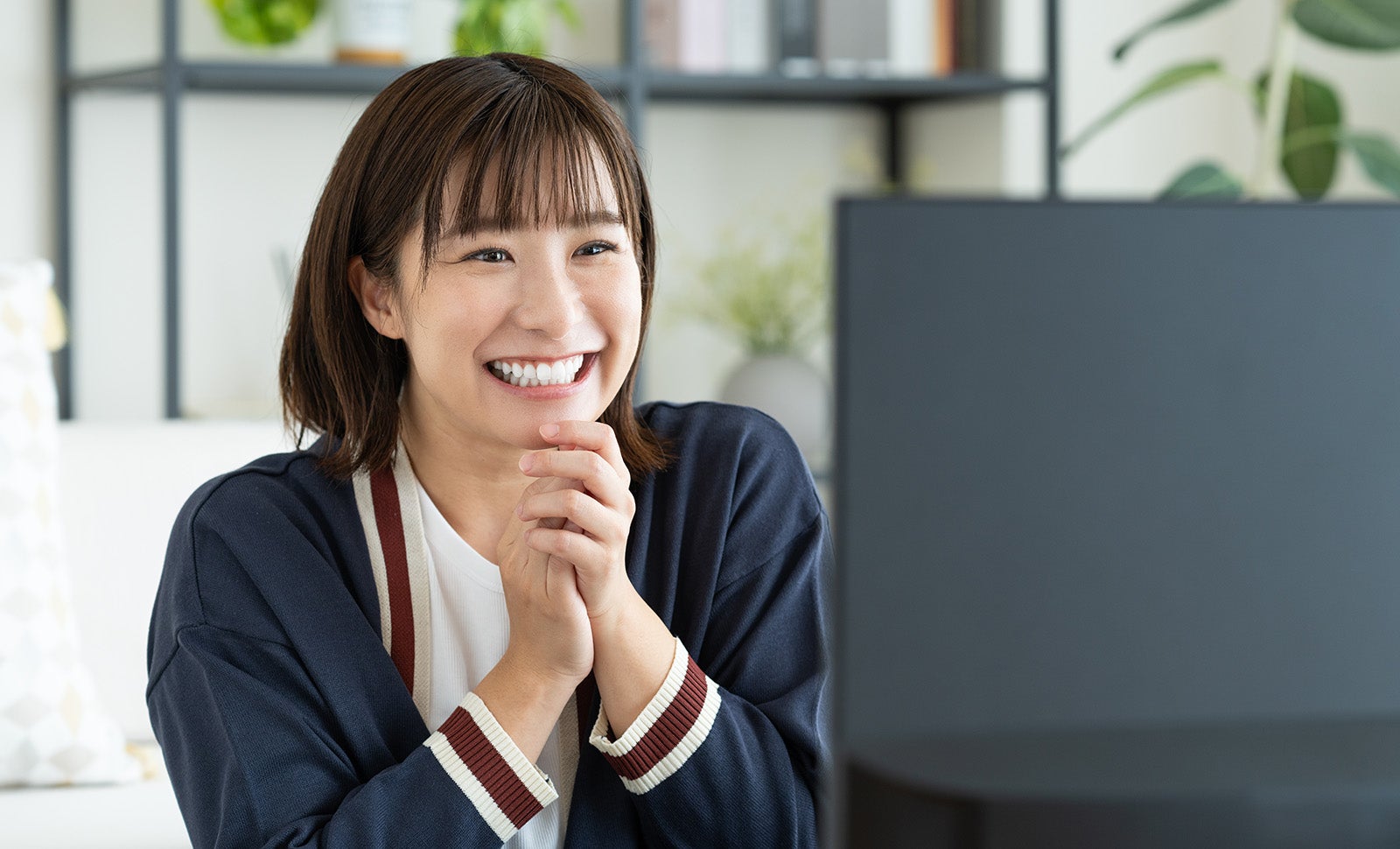 テレビ番組を楽しんでいる女性