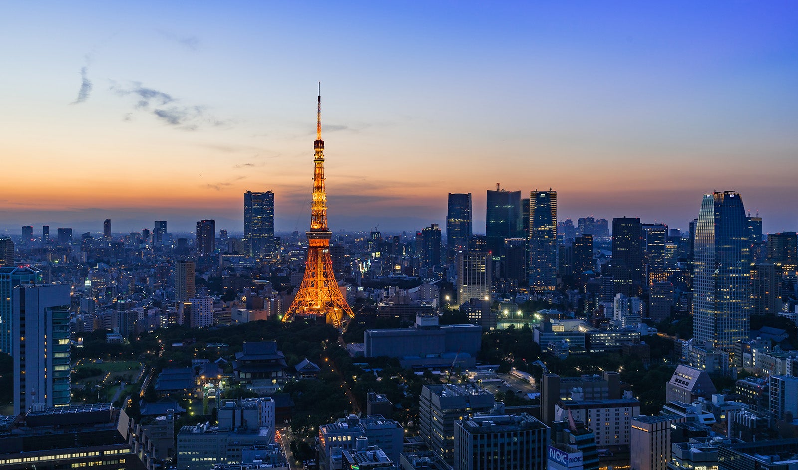 東京の都心のビル街と東京タワーの夕景