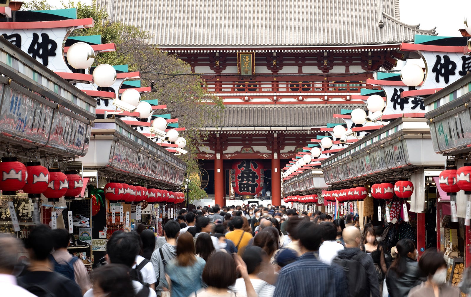 観光客でにぎわう仲見世商店街の風景