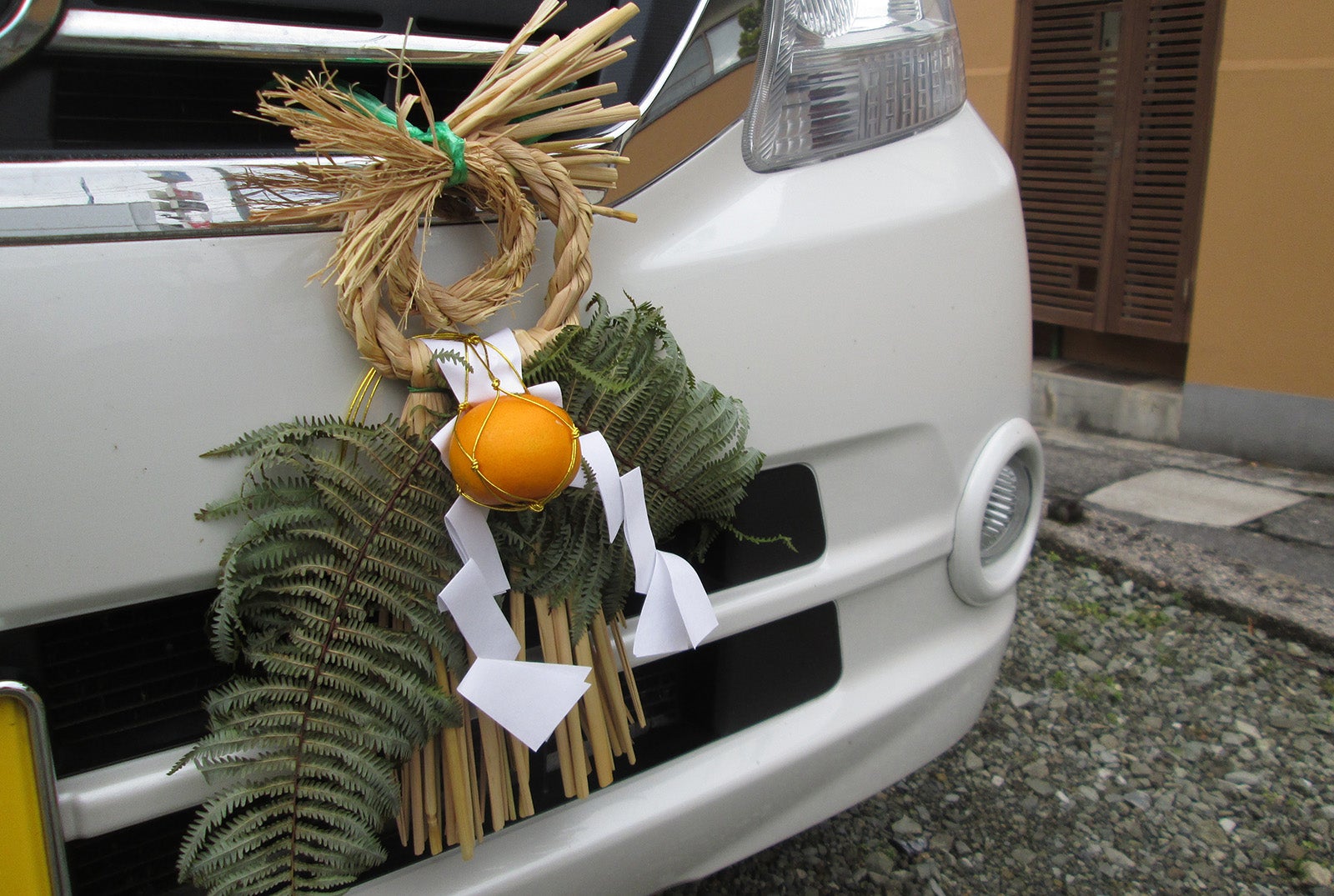 自動車に付いている正月飾りのしめ縄
