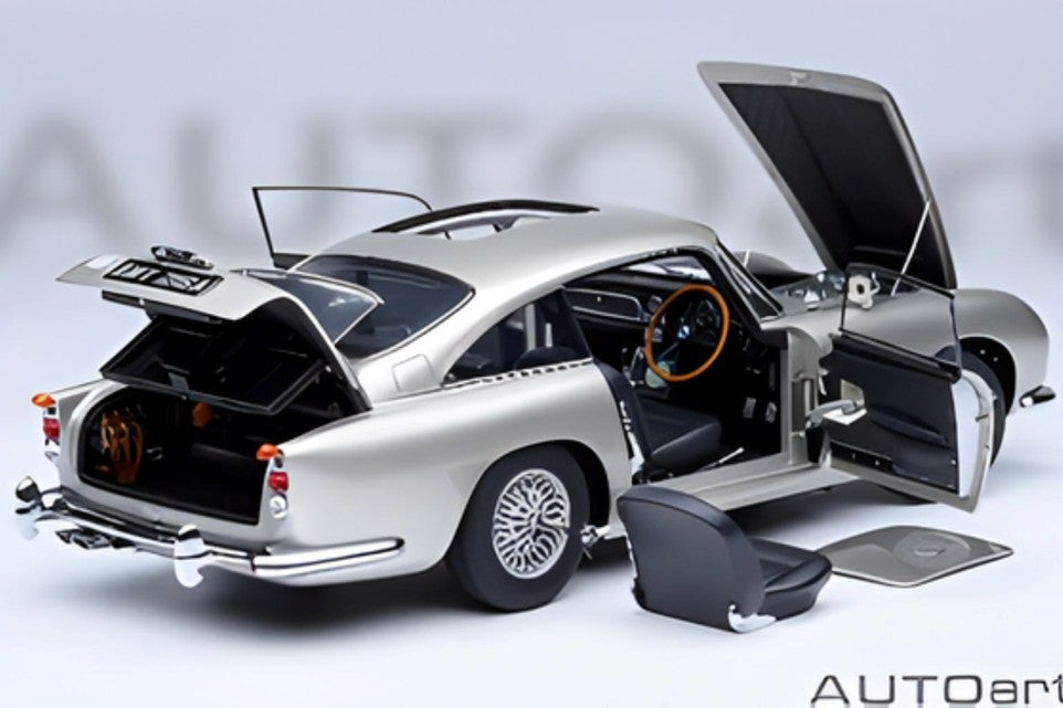 アストンマーチンDB5「007/ゴールドフィンガー」ボンドカー 45,100円（税込）（写真＝西日本高速道路サービス・ホールディングス）