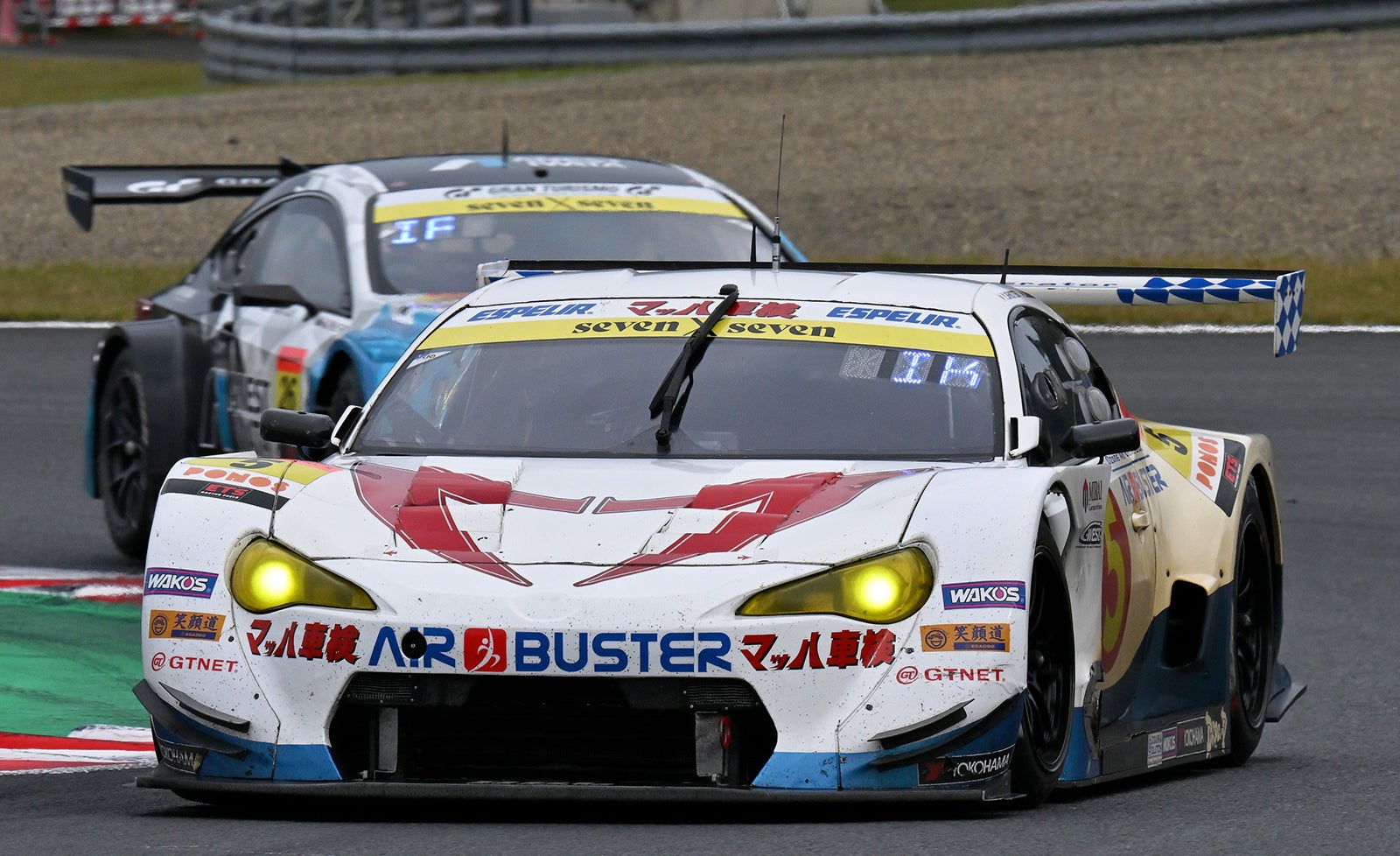 予選2番手から激戦を制しGT300初優勝を飾ったマッハ車検エアバスターMC86マッハ号