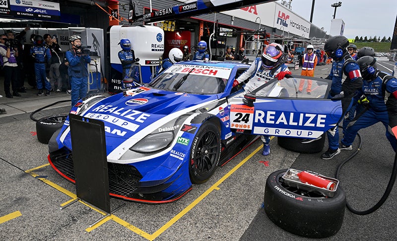 最終戦でのドライバー＆タイヤ交換の様子