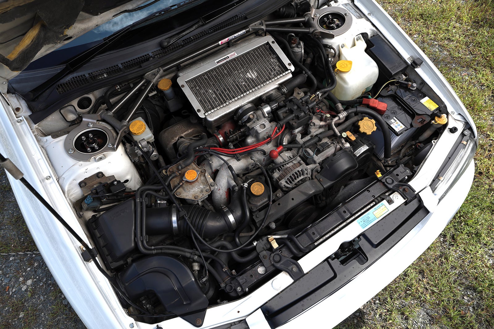 インプレッサWRX STi バージョンVのエンジンルーム、ターボ付き水平対向エンジン