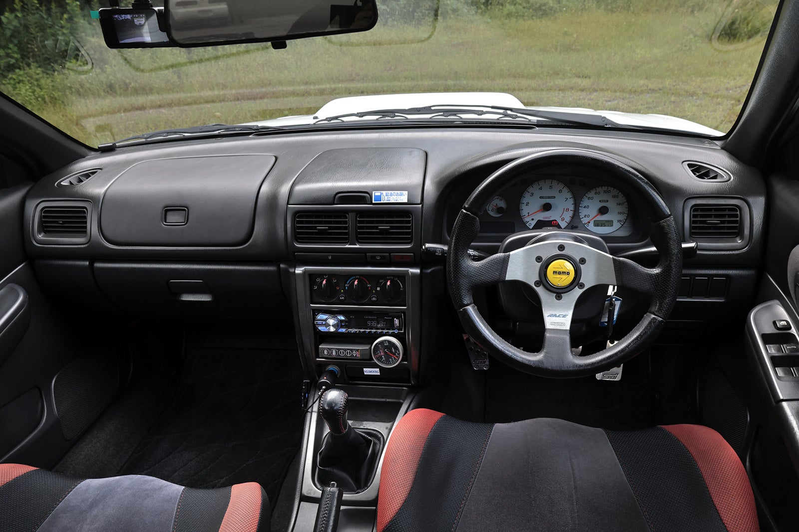 インプレッサWRX STi バージョンVの運転席とダッシュボード、スポーツステアリングとメーター類