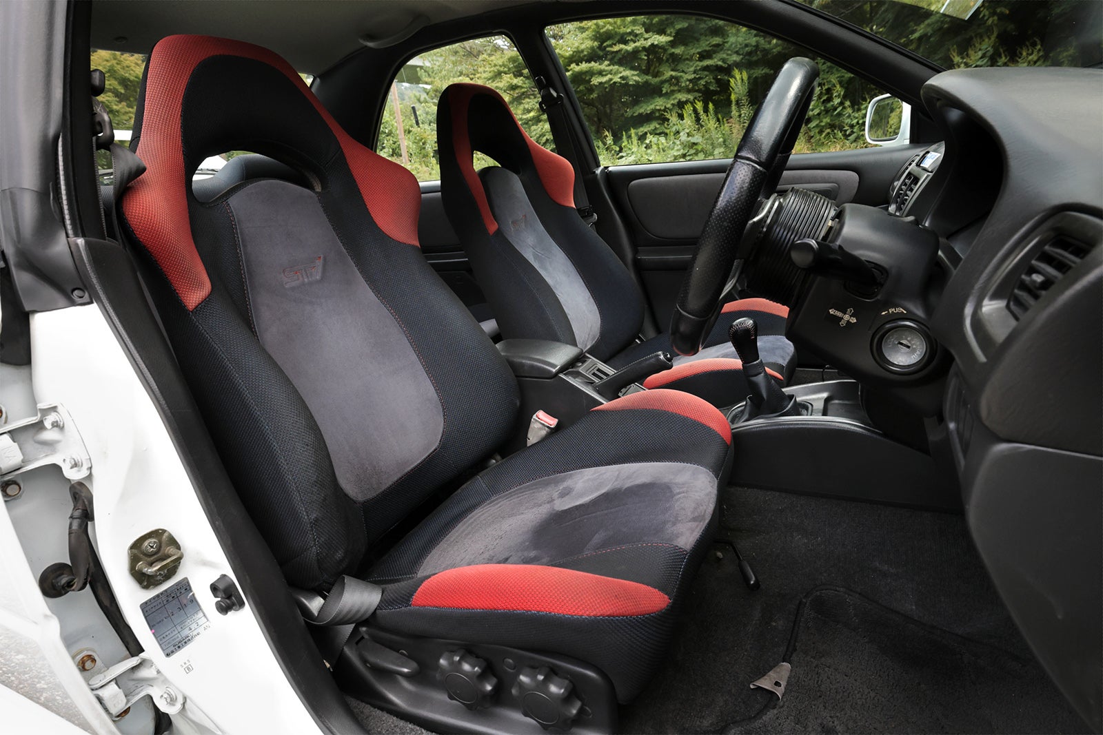 インプレッサWRX STi バージョンVの赤黒コンビスポーツシート、助手席と運転席