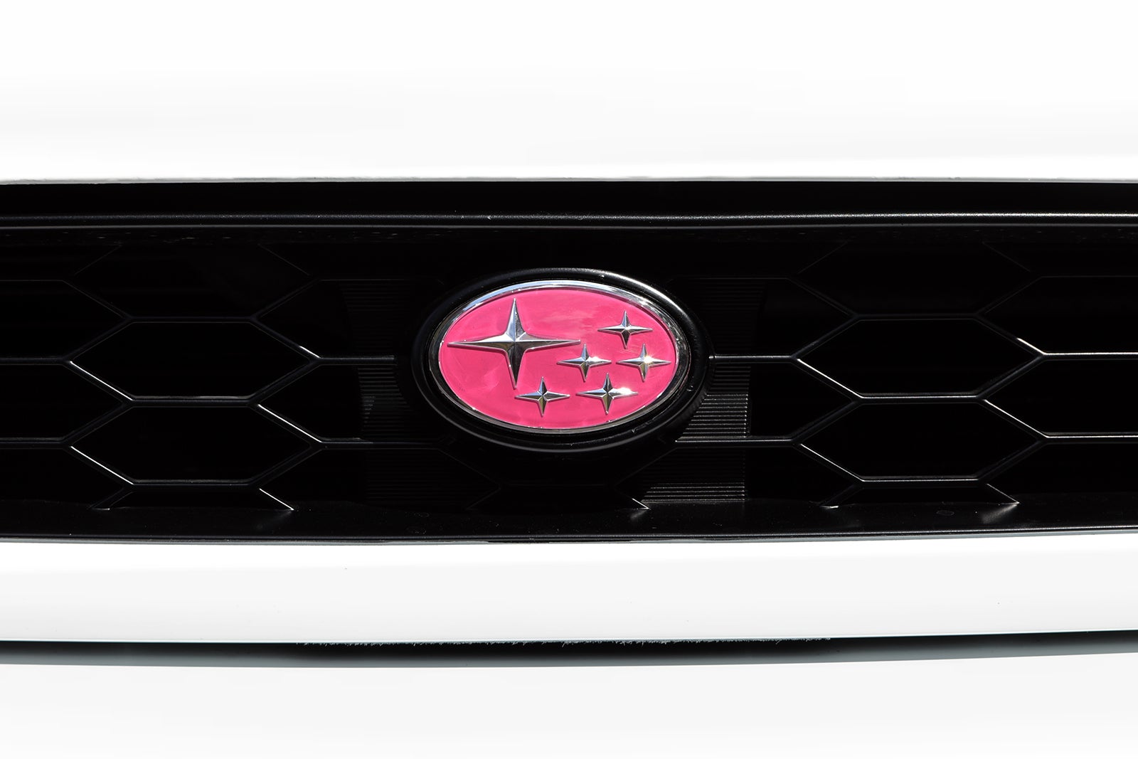 スバル・インプレッサWRX STi バージョンVのピンク色スバルエンブレム