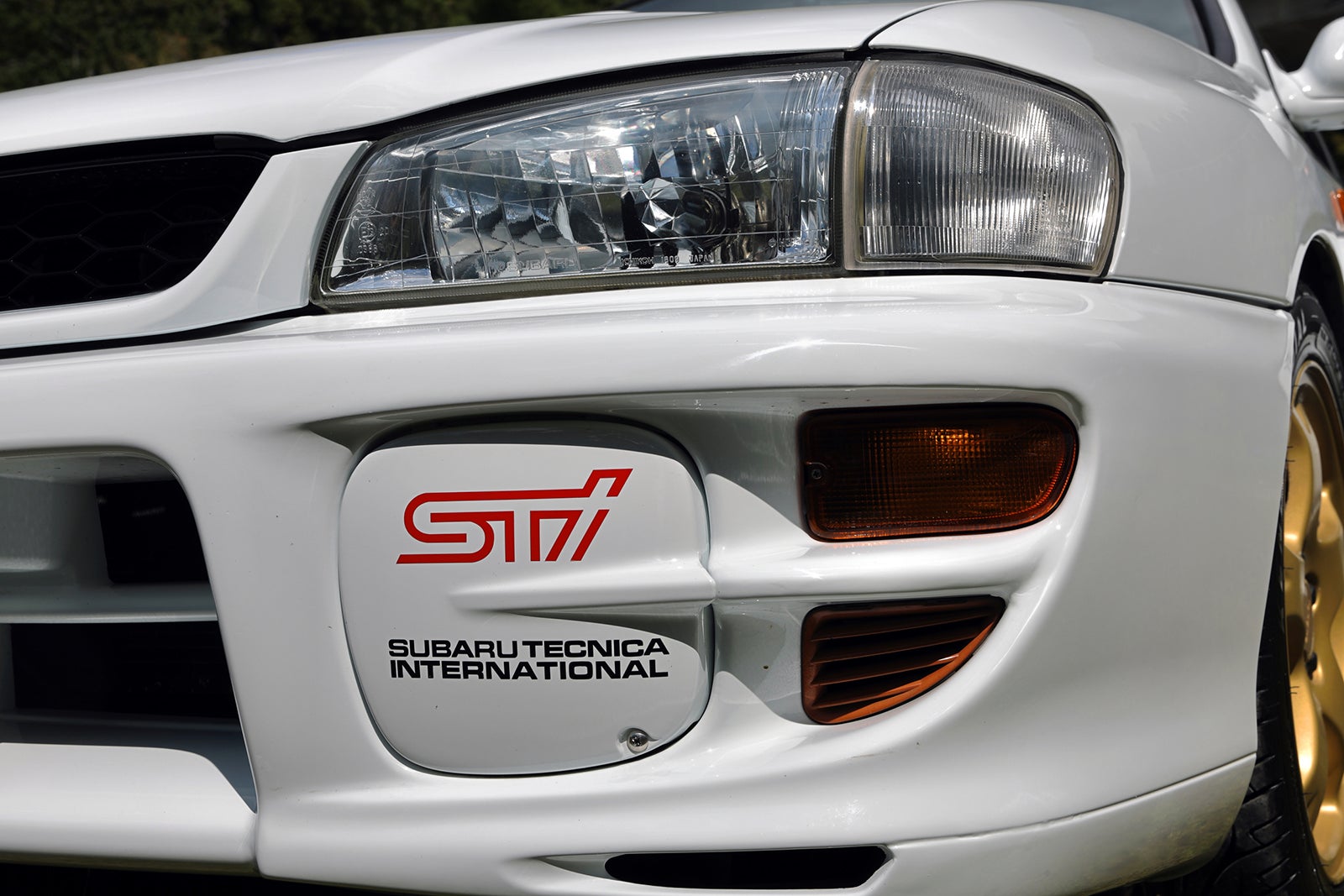 スバル・インプレッサWRX STi バージョンVのSTIロゴ入りフォグランプカバー