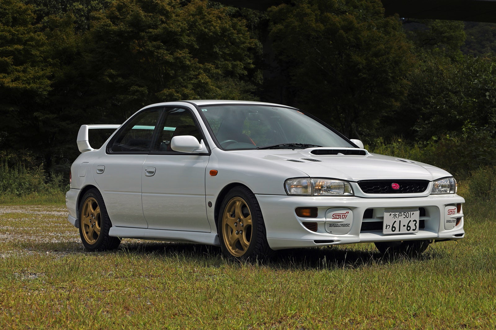 インプレッサWRX STi バージョンVのフロント斜め外観、白いボディーとゴールドホイール