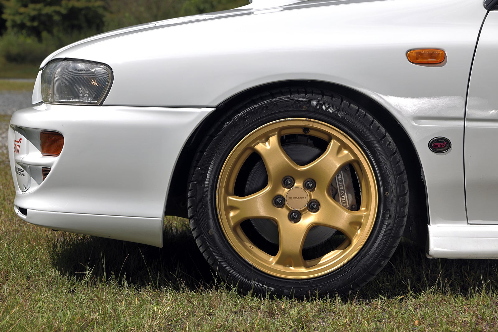 スバル・インプレッサWRX STi バージョンVのゴールドアルミホイールとブレーキキャリパー