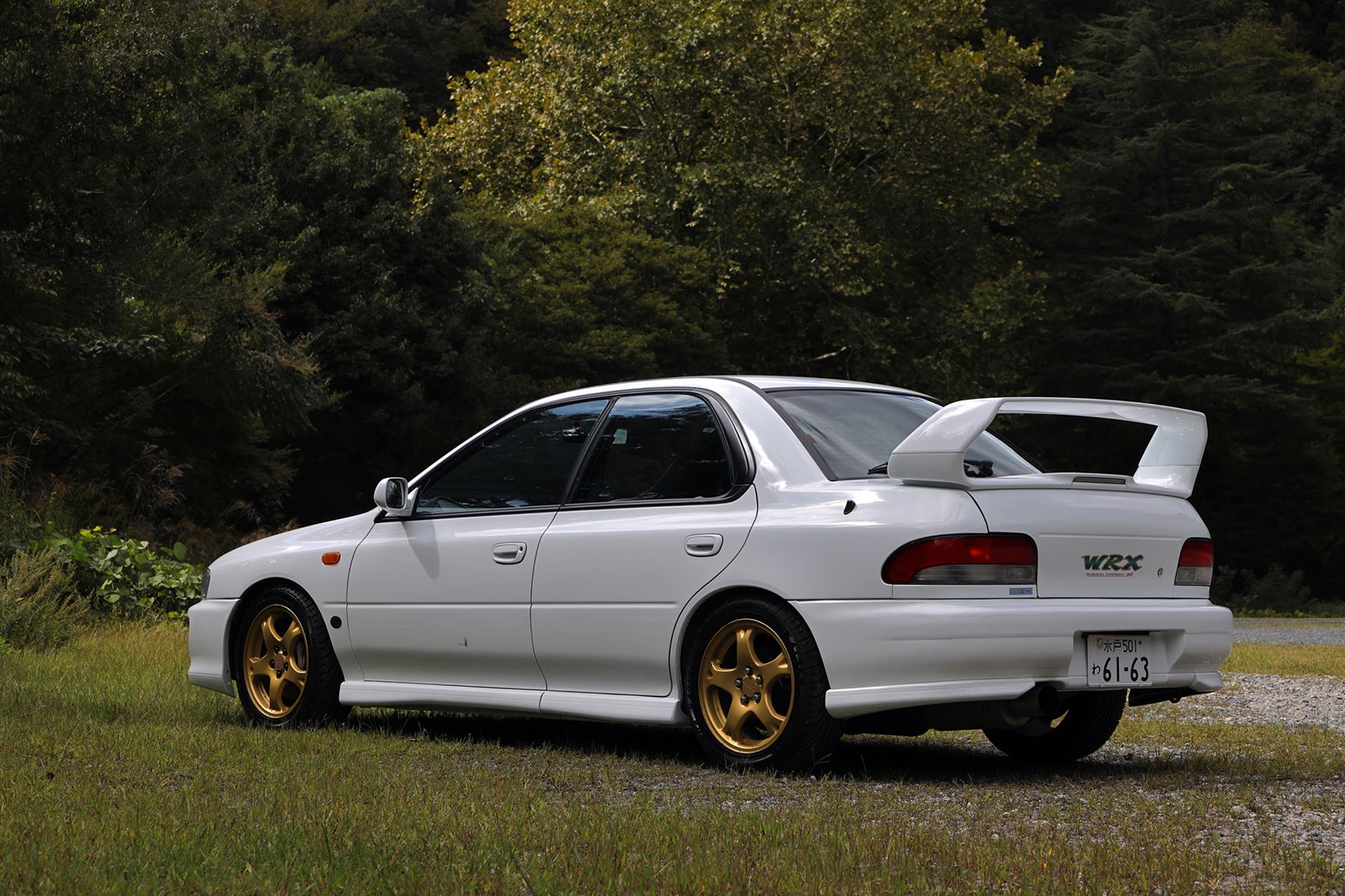 インプレッサWRX STi バージョンVのリア斜め後方外観、大型リアウイングが特徴