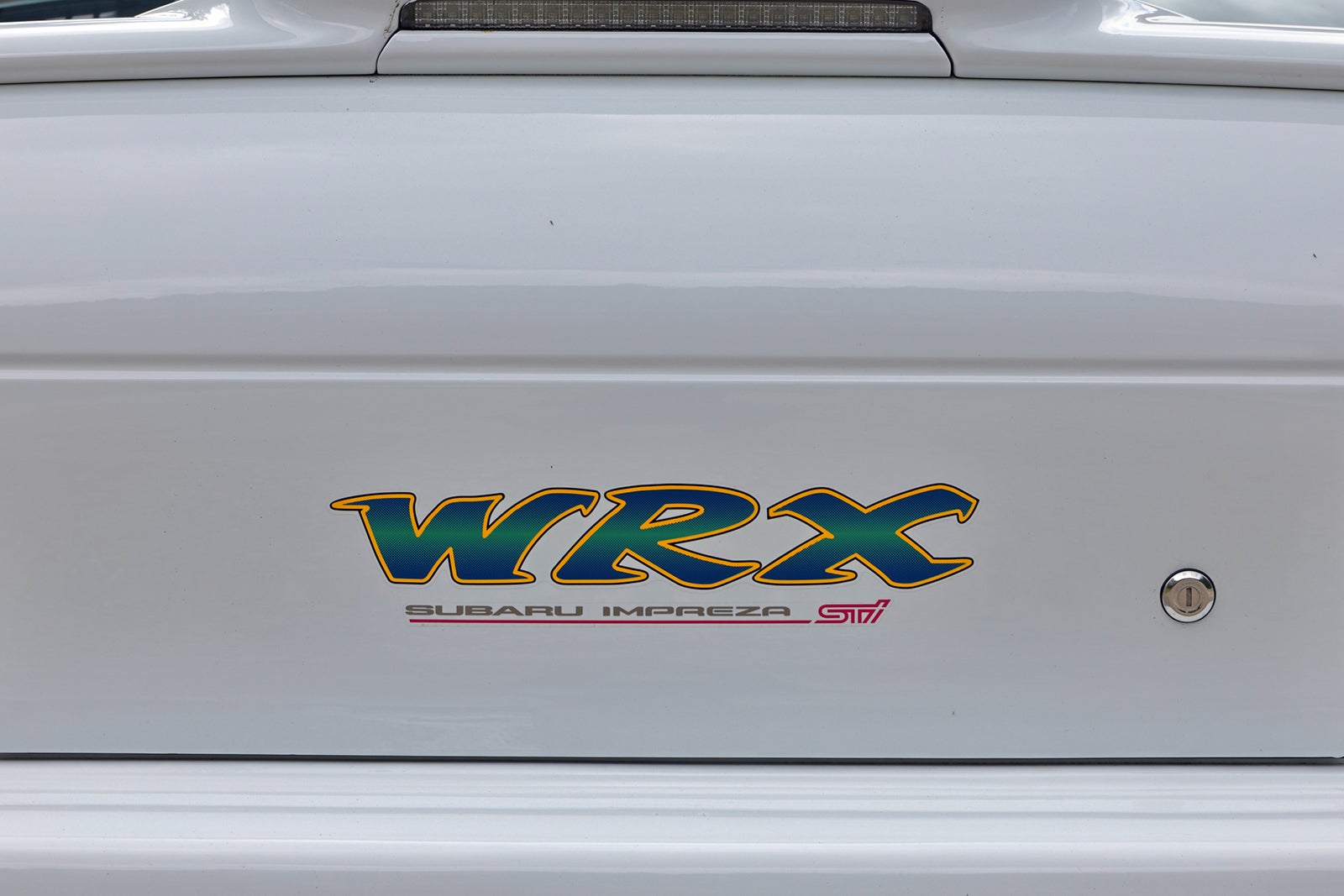 スバル・インプレッサWRX STi バージョンVのリアWRXロゴ