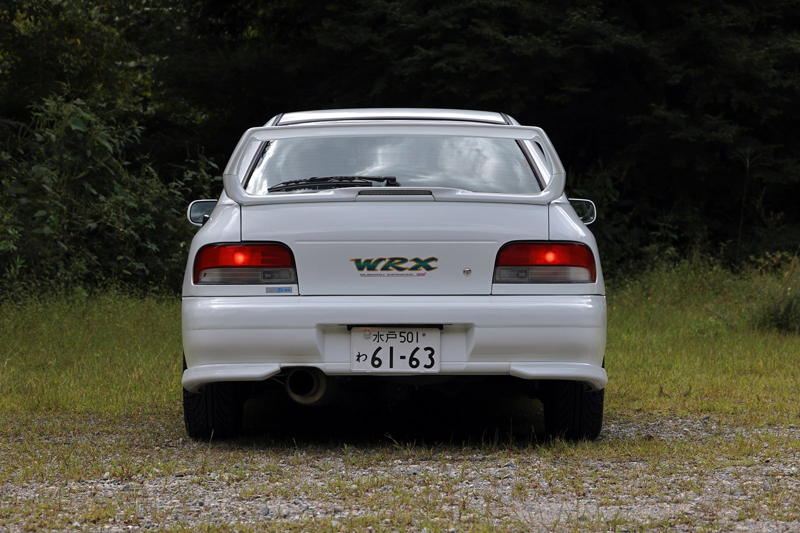 スバル・インプレッサWRX STi バージョンVのリアビュー、大型リアウイングとWRXロゴ