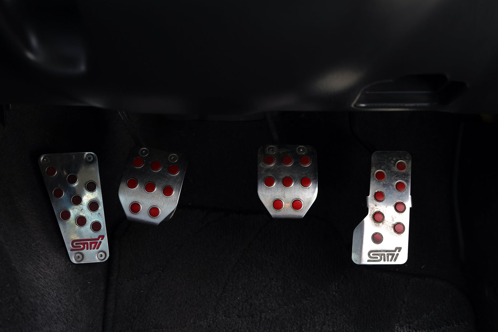 スバル・インプレッサWRX STi バージョンVのSTIロゴ入りアルミペダル
