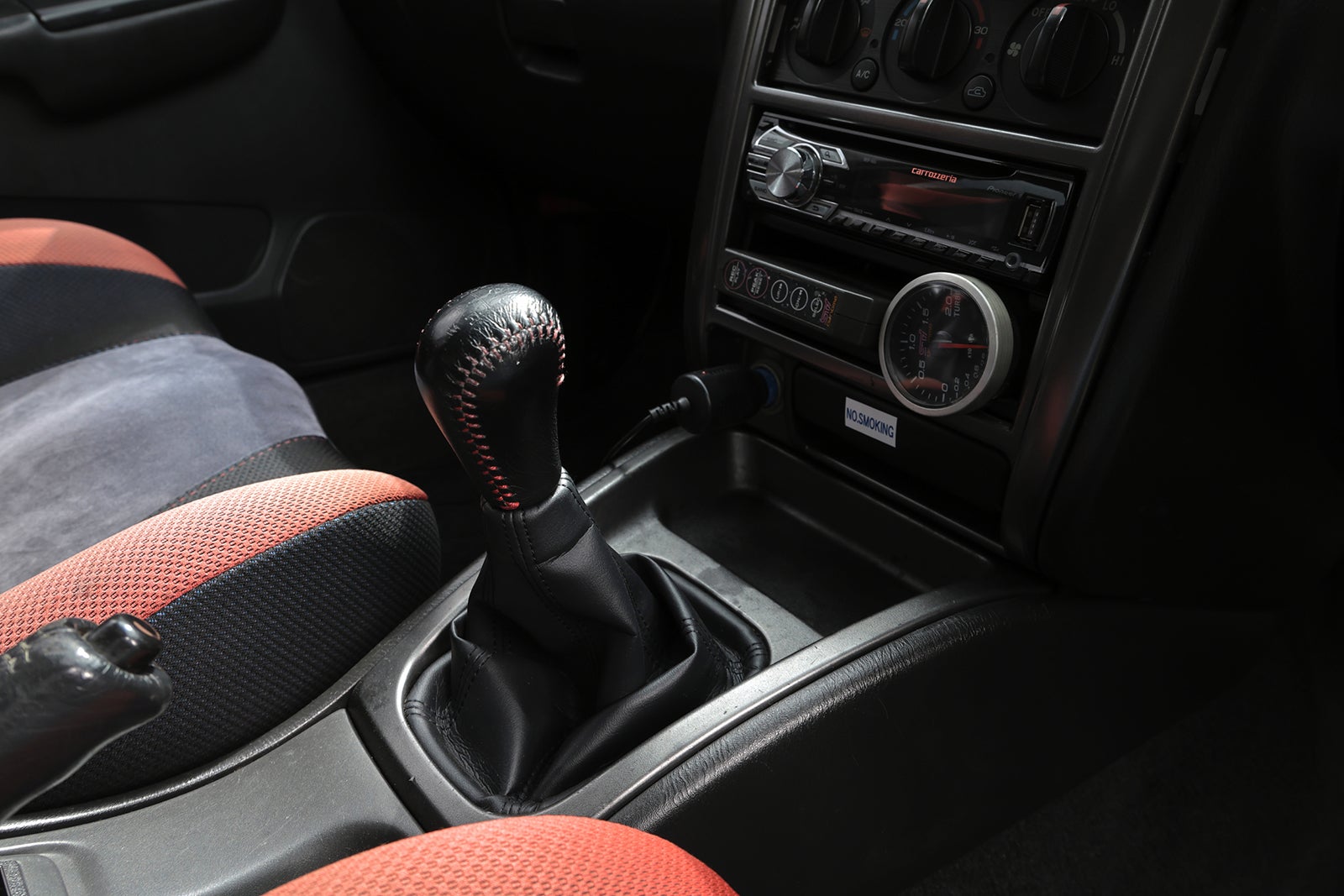 スバル・インプレッサWRX STi バージョンVの5速マニュアルシフトノブとセンターコンソール