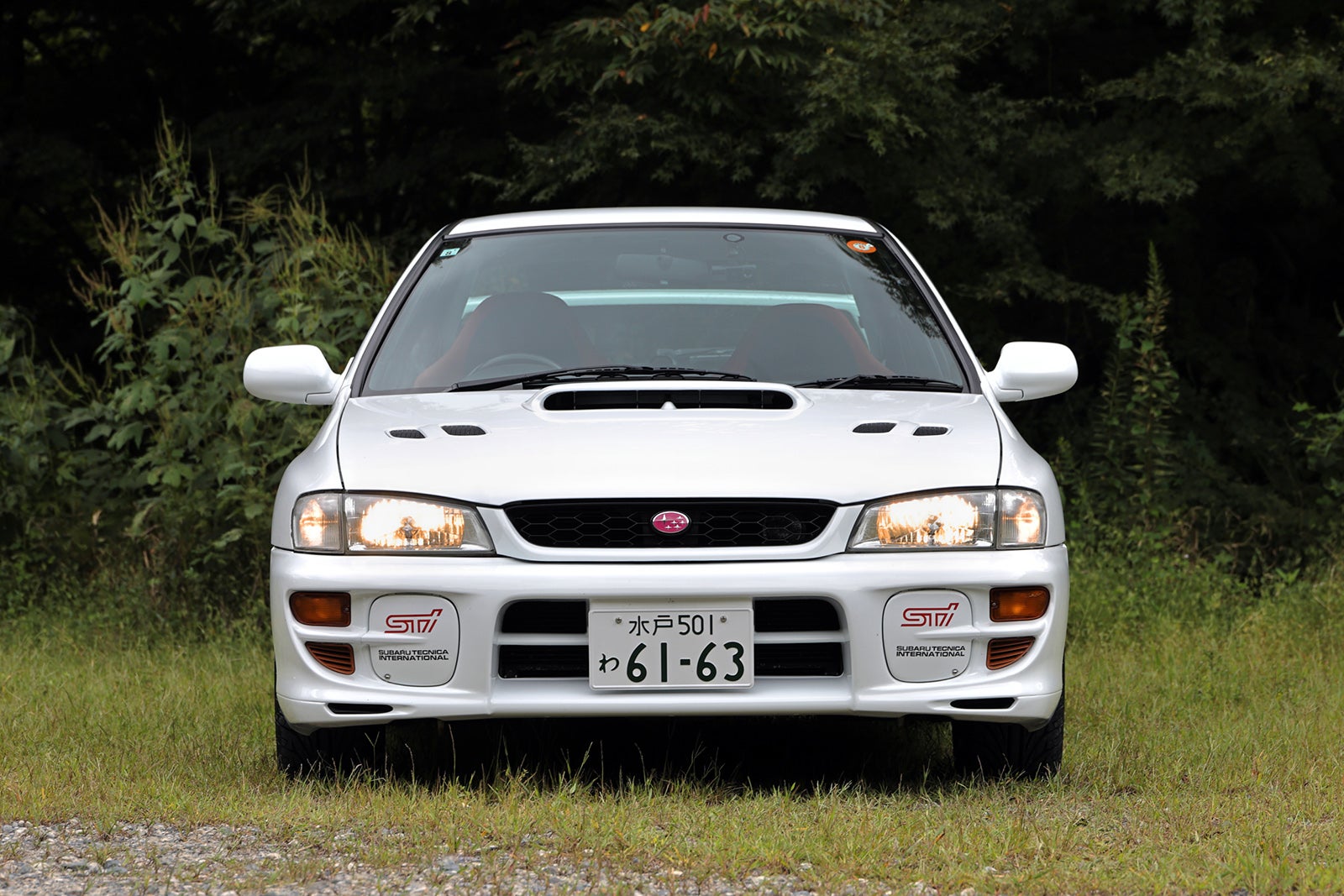 スバル・インプレッサWRX STi バージョンVのフロントフェイス、STIロゴ入りフォグカバー