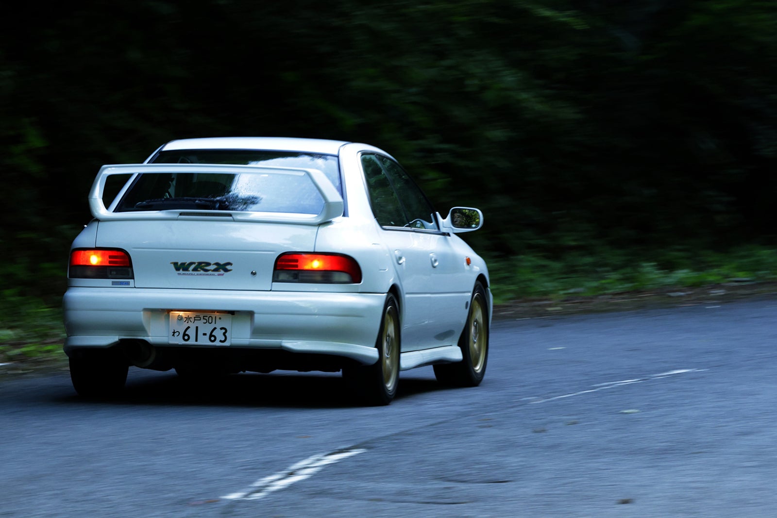 スバル・インプレッサWRX STi バージョンVが山道を駆け抜ける後ろ姿