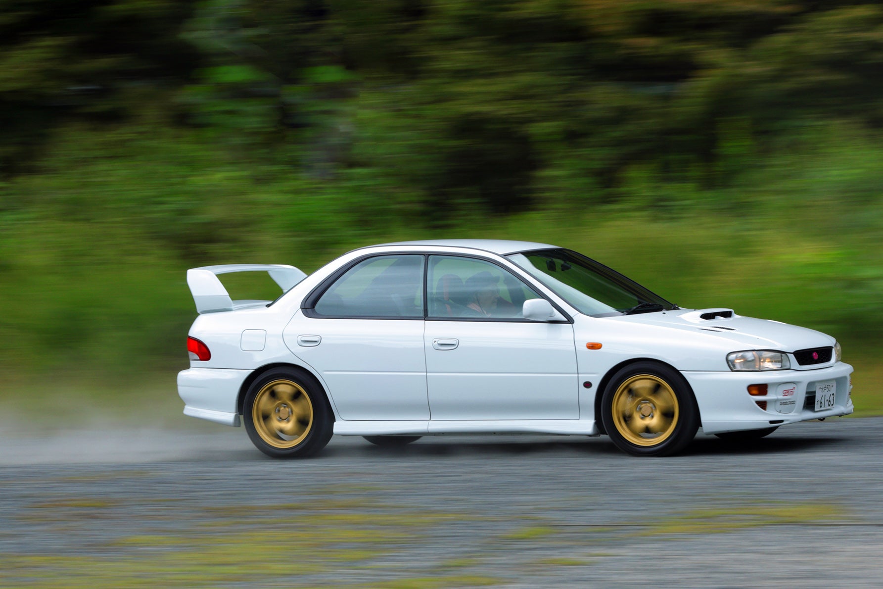 スバル・インプレッサWRX STi バージョンVがワインディングロードを疾走する様子