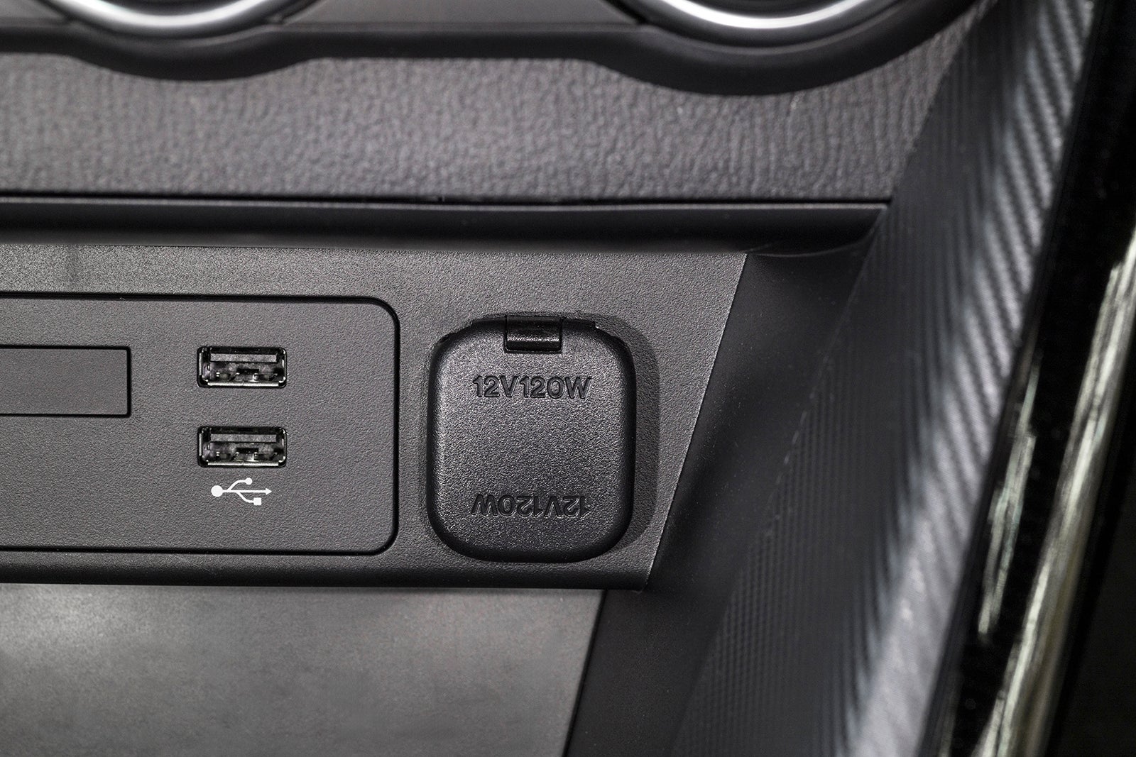 クルマのインパネ付近に装備されているアクセサリーソケット。廉価車種には装備がないこともある