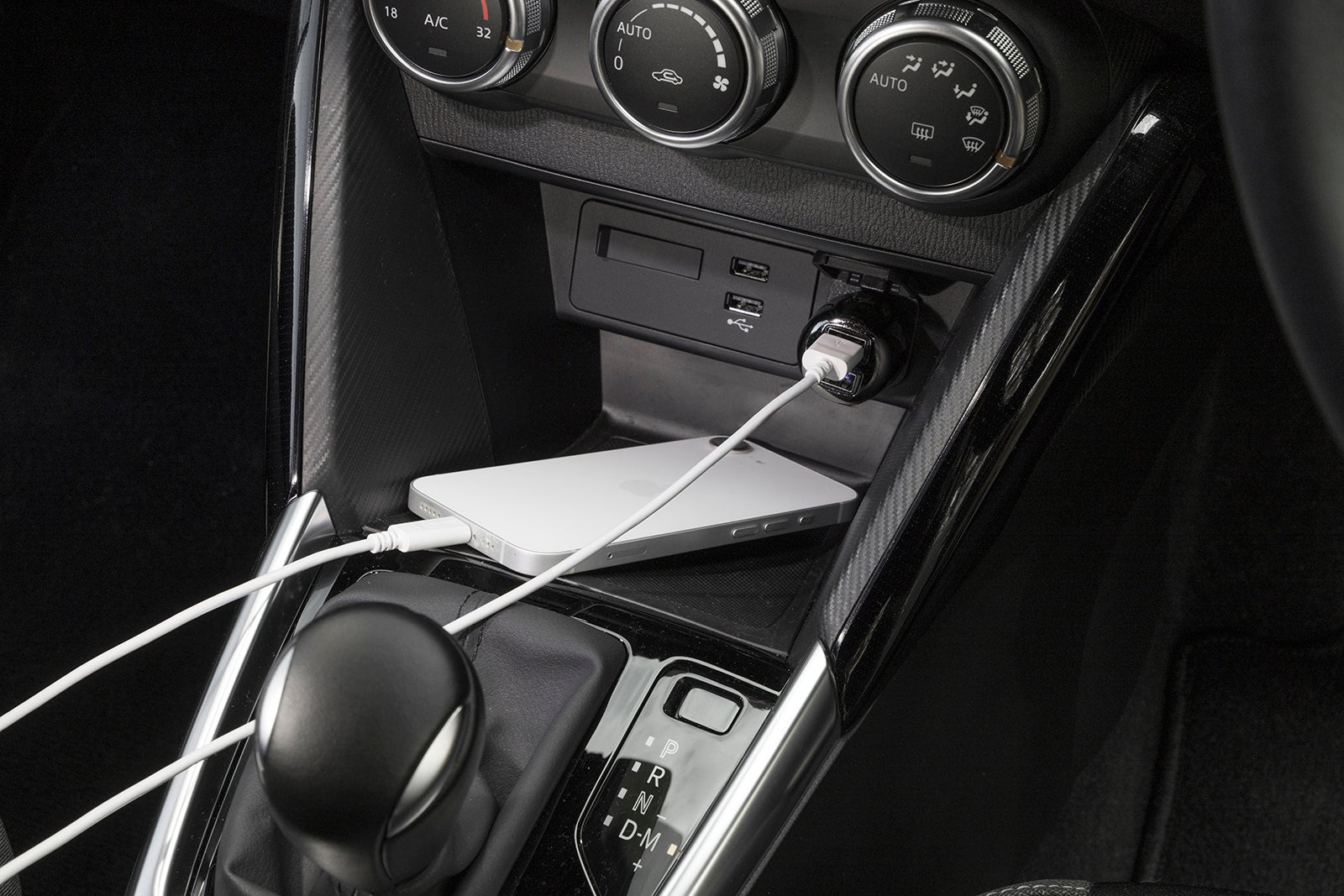 アクセサリーソケットにUSBポートを備えたアダプターを装着すれば、スマホなどを充電することができる