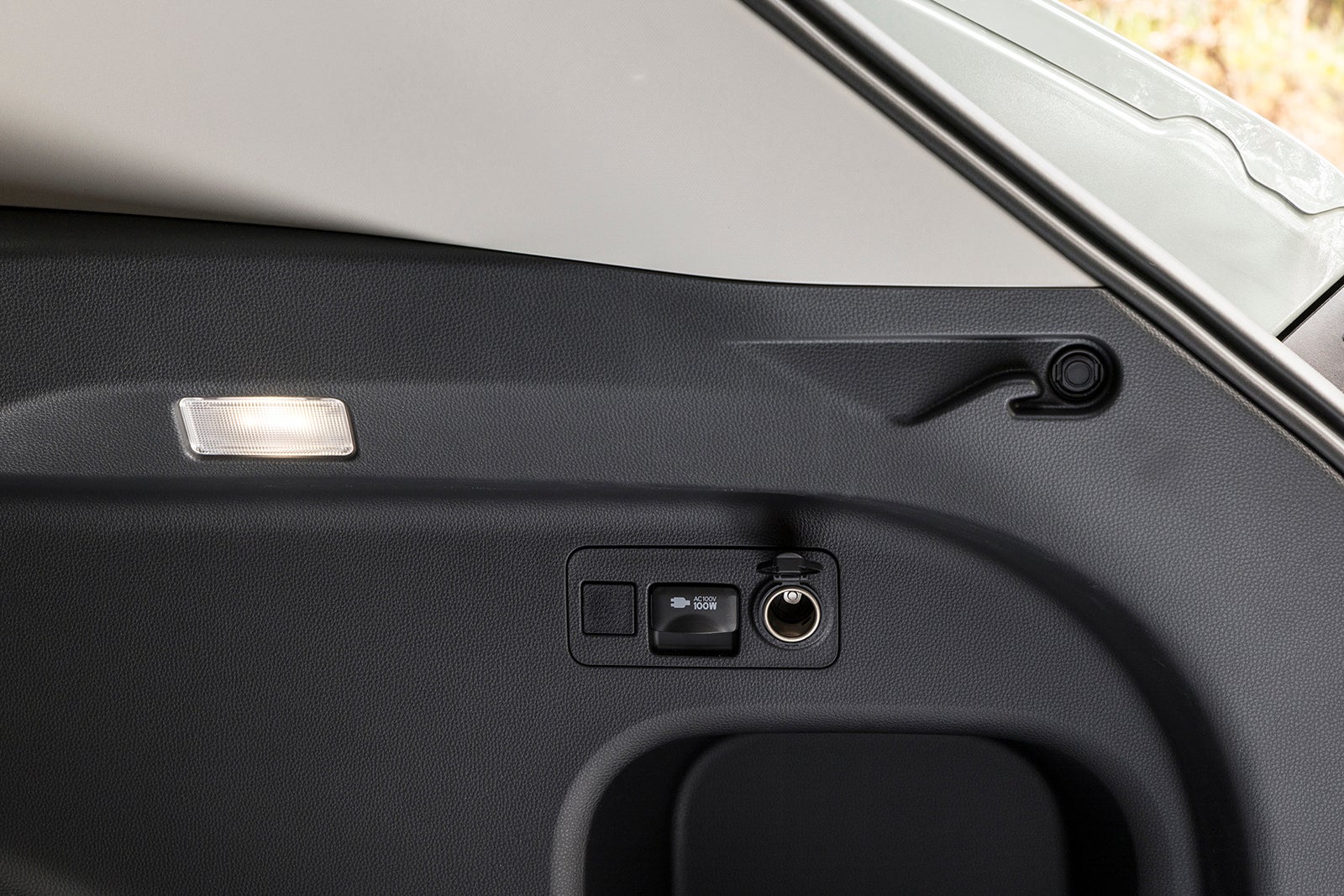 SUVではアウトドアでの使用を考慮してラゲッジスペースの壁面にアクセサリーソケットが備わる車種も多い