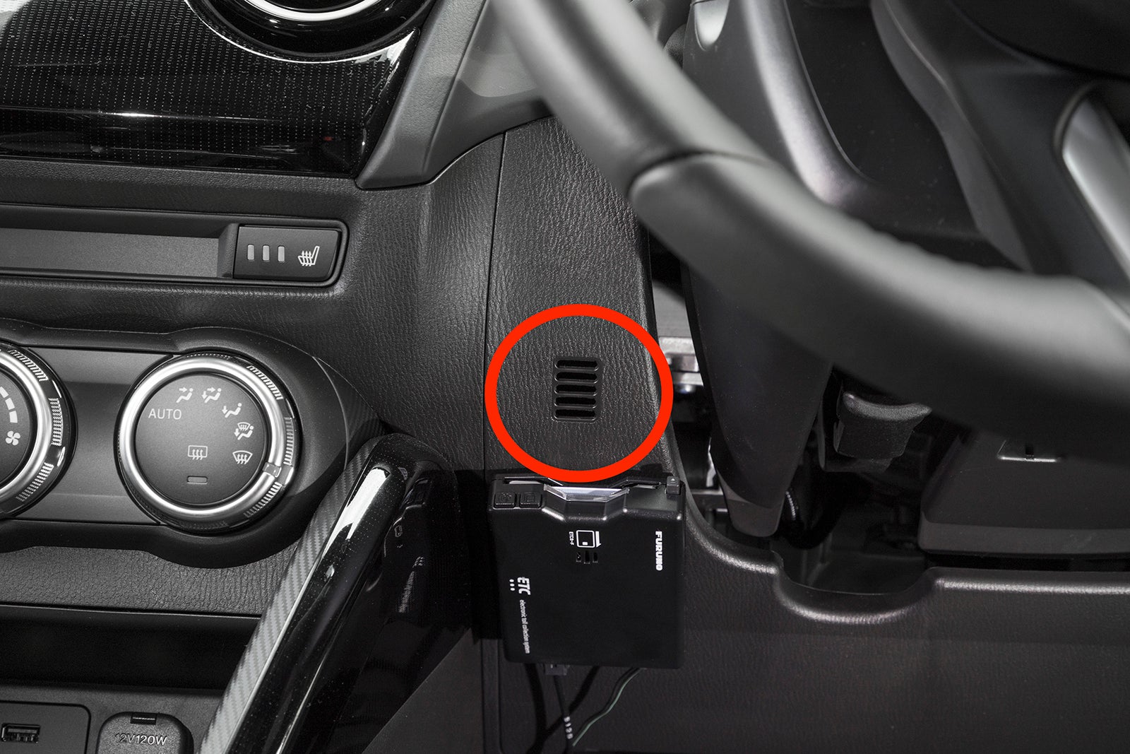 運転席付近に設置されているスリット状の穴