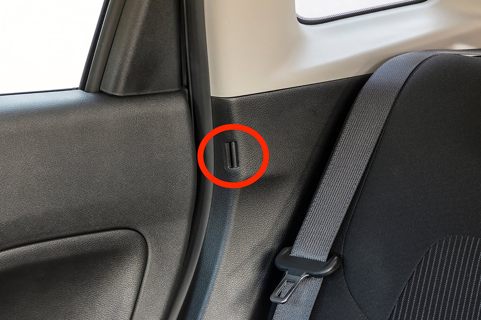 後席付近に設置された謎のスリット状の穴