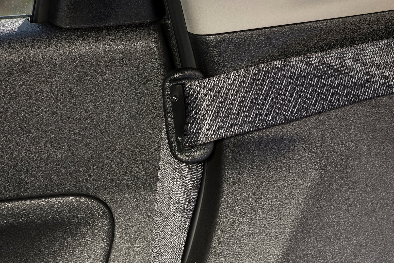 スリット状の穴にシートベルトのバックルを差し込んだ状態