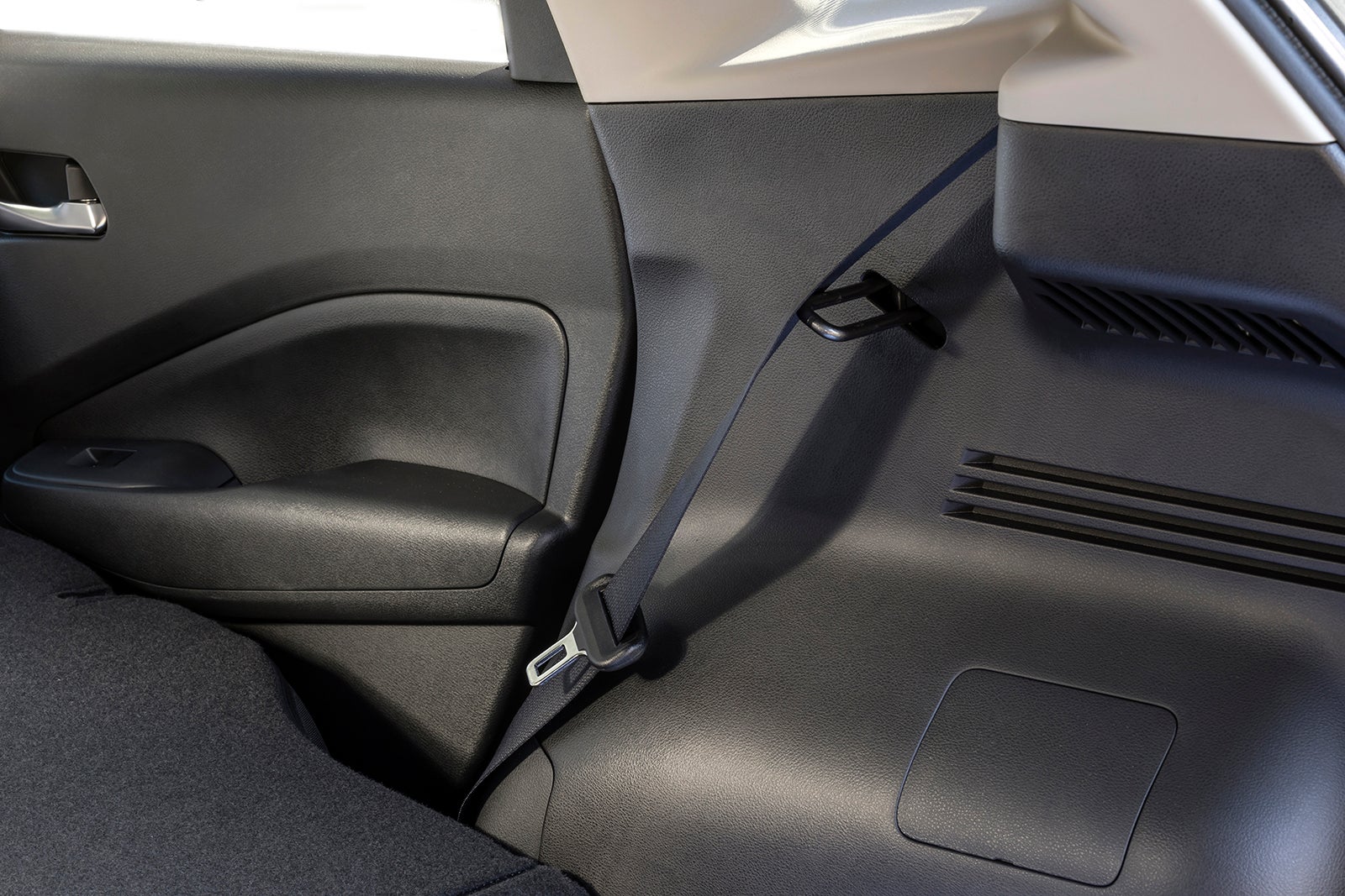 車種により固定機能がない場合もあり、荷物を積む際などに邪魔になるケースもある