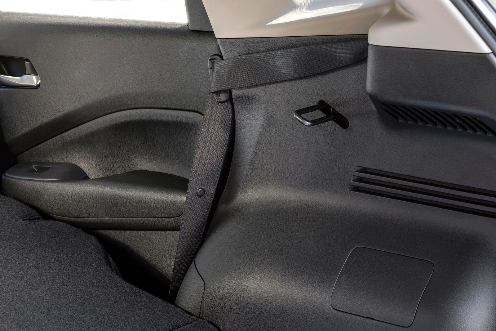 穴にバックルを差し込んでベルトを固定した状態。この方法は日産・ノートなどが採用しています