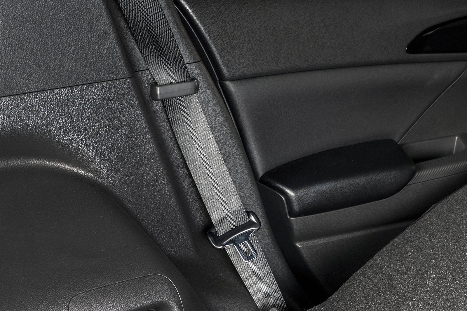 多くの車種に採用されているクリップ形状のベルト固定機能。操作も簡単でスッキリ収まる