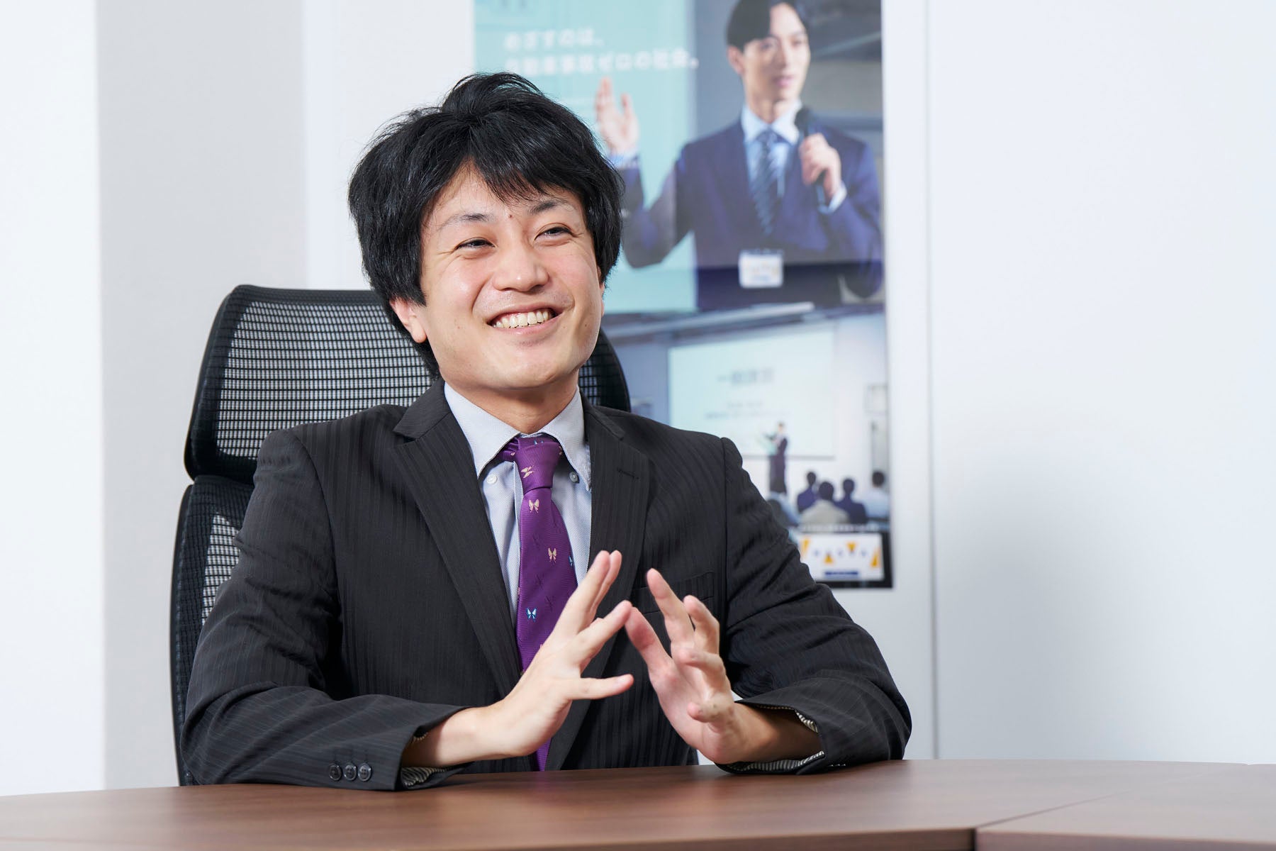 インタビューを笑顔で受ける三浦さん