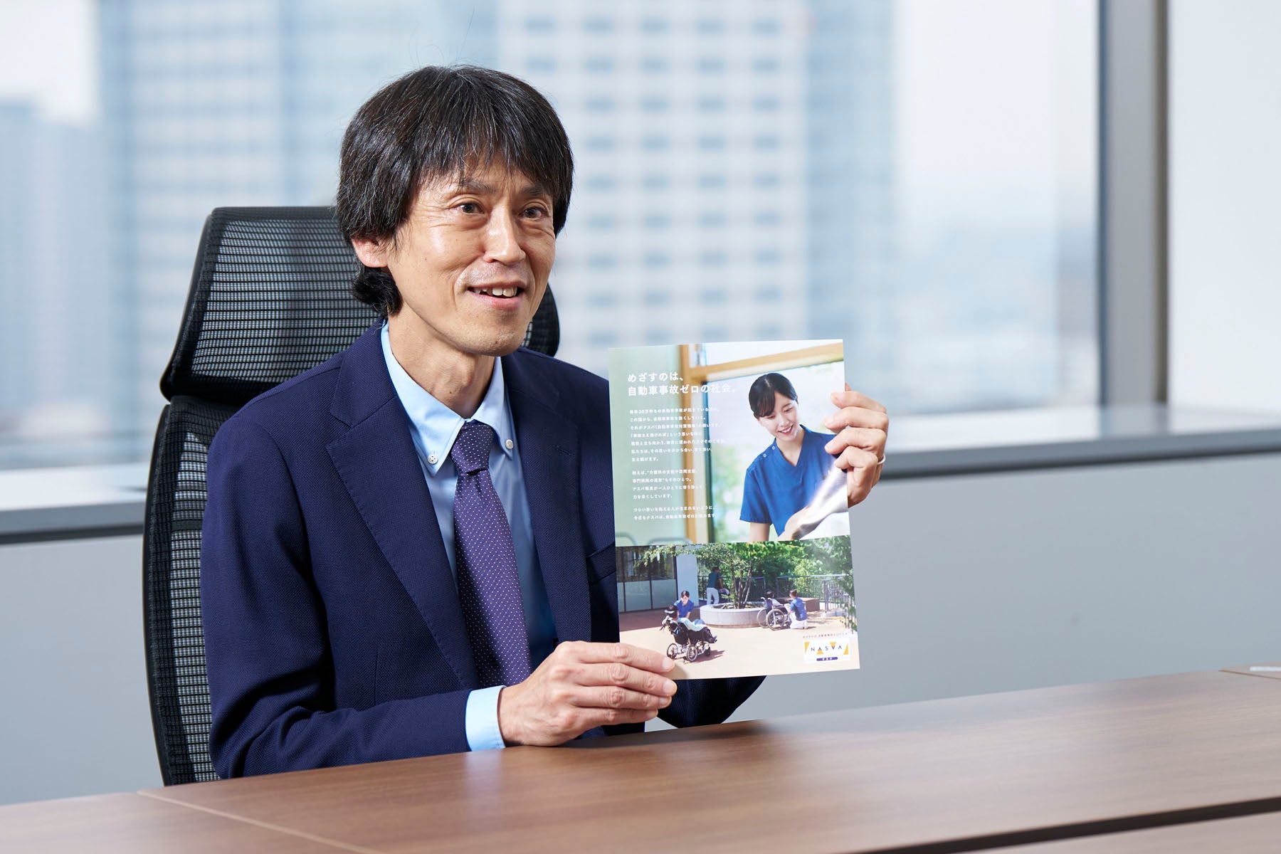 チラシを持つ島添さん