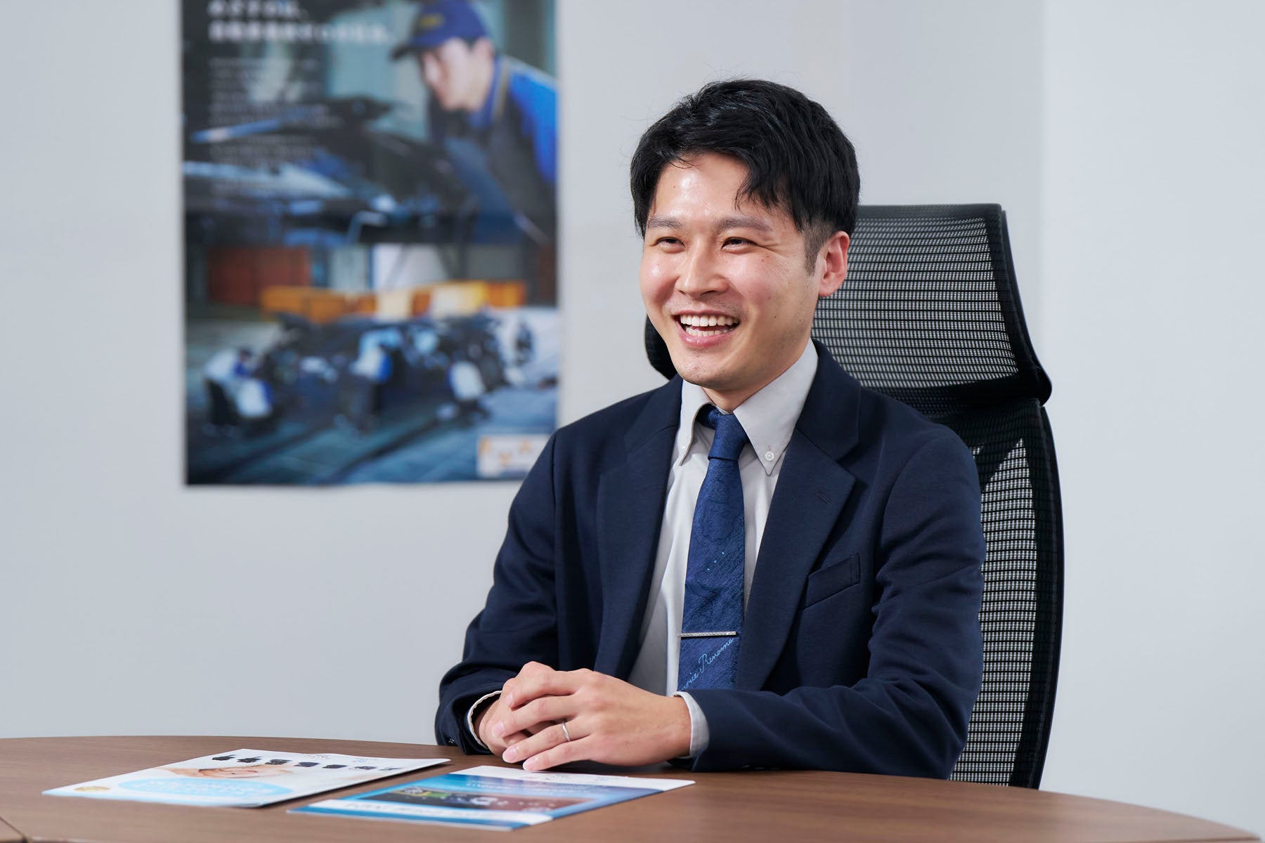 インタビューに笑顔で答える小倉さん