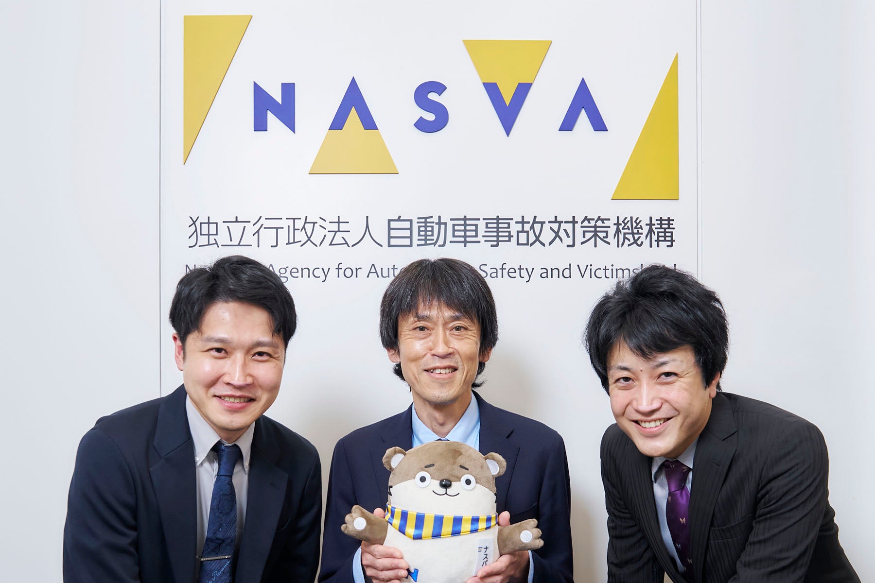 NASVA3名の集合写真