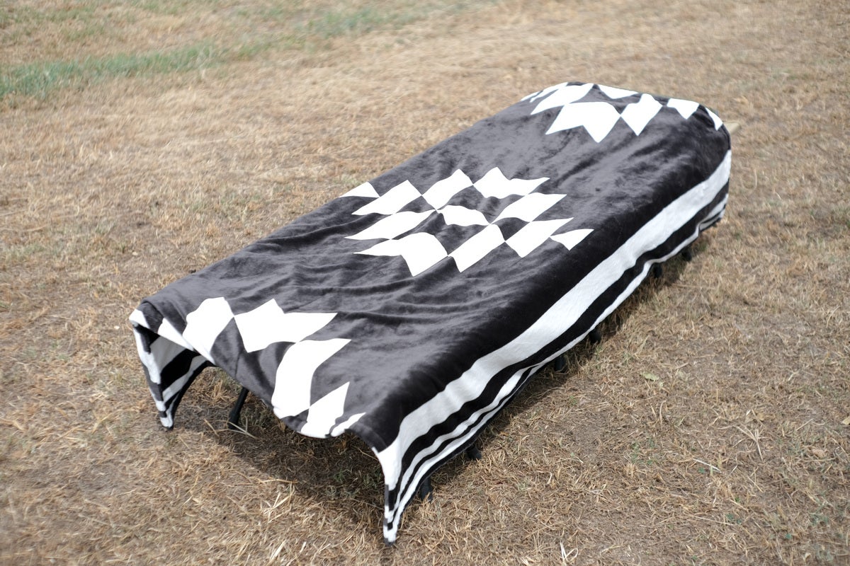 コットの上全面に掛けた電熱ブランケット