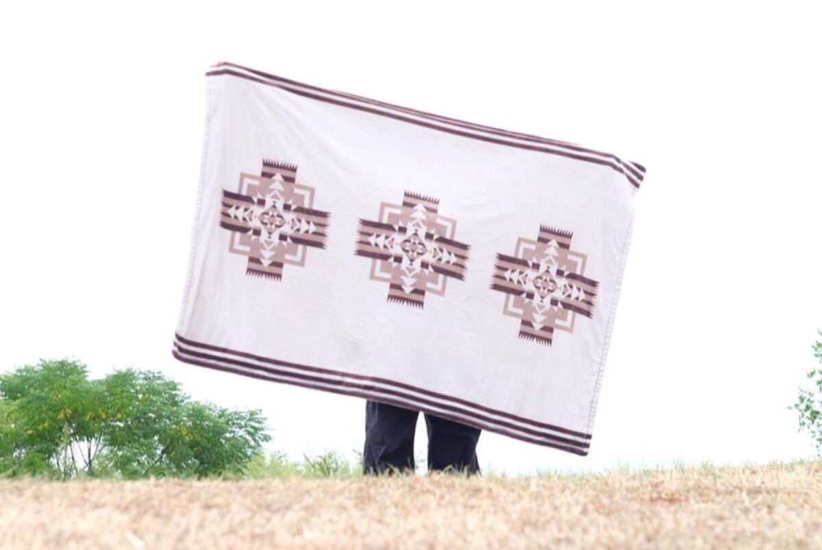 電熱ブランケットを両手で大きく広げる