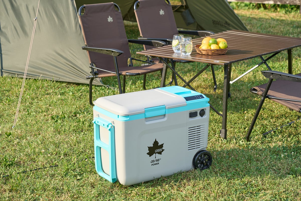 キャンプ道具の前に置かれた保温保冷庫
