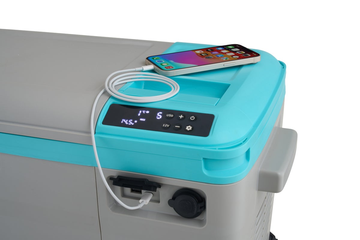 ポータブル保温保冷庫でのスマホ充電シーン