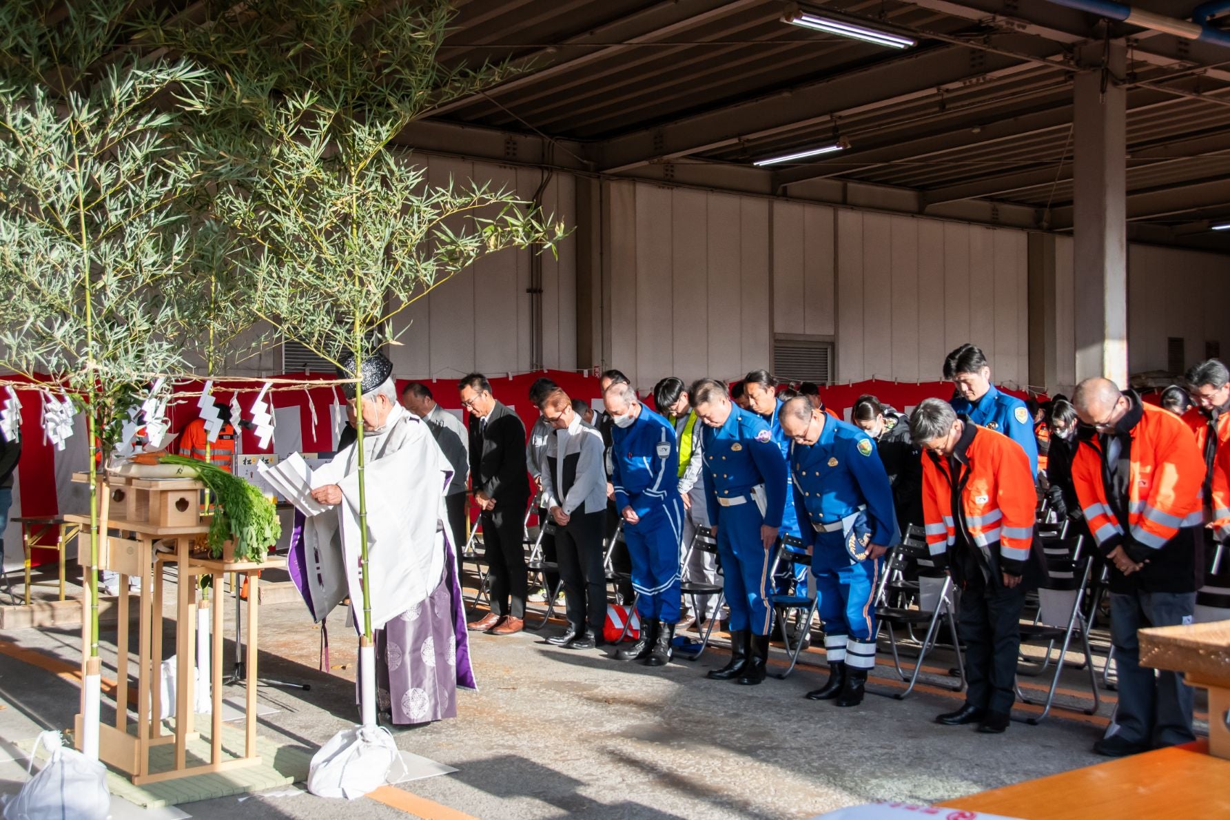 冬の安全を祈願する、NEXCO東日本の氷雪対策作業の出陣式と関係者。