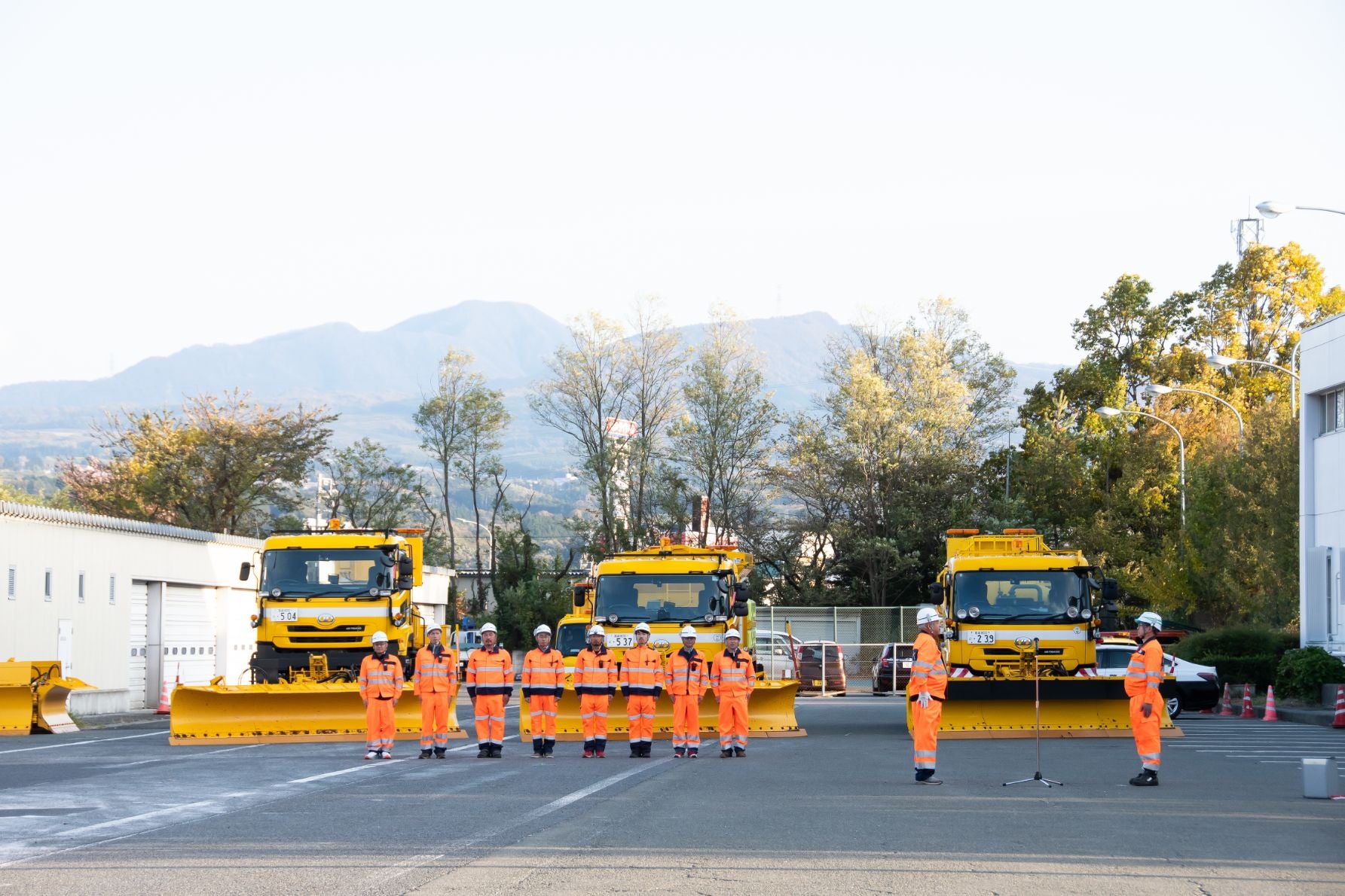 安全祈願・出陣式の最後を飾る、除雪車のデモンストレーション走行と出陣の様子。