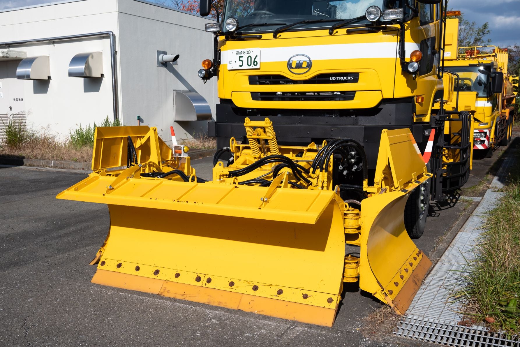 プラウを折りたたんだ状態の除雪トラック。除雪車について知っておきたいこと