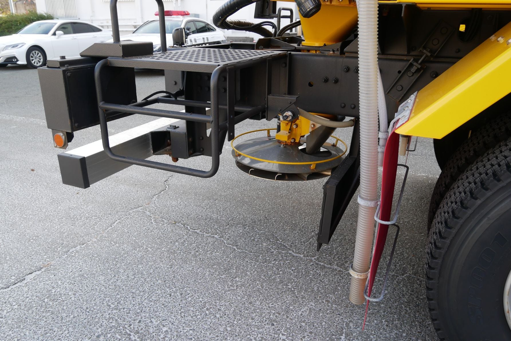 湿塩散布車の後部にある、塩化ナトリウムや塩水を円盤で広範囲に散布する装置。