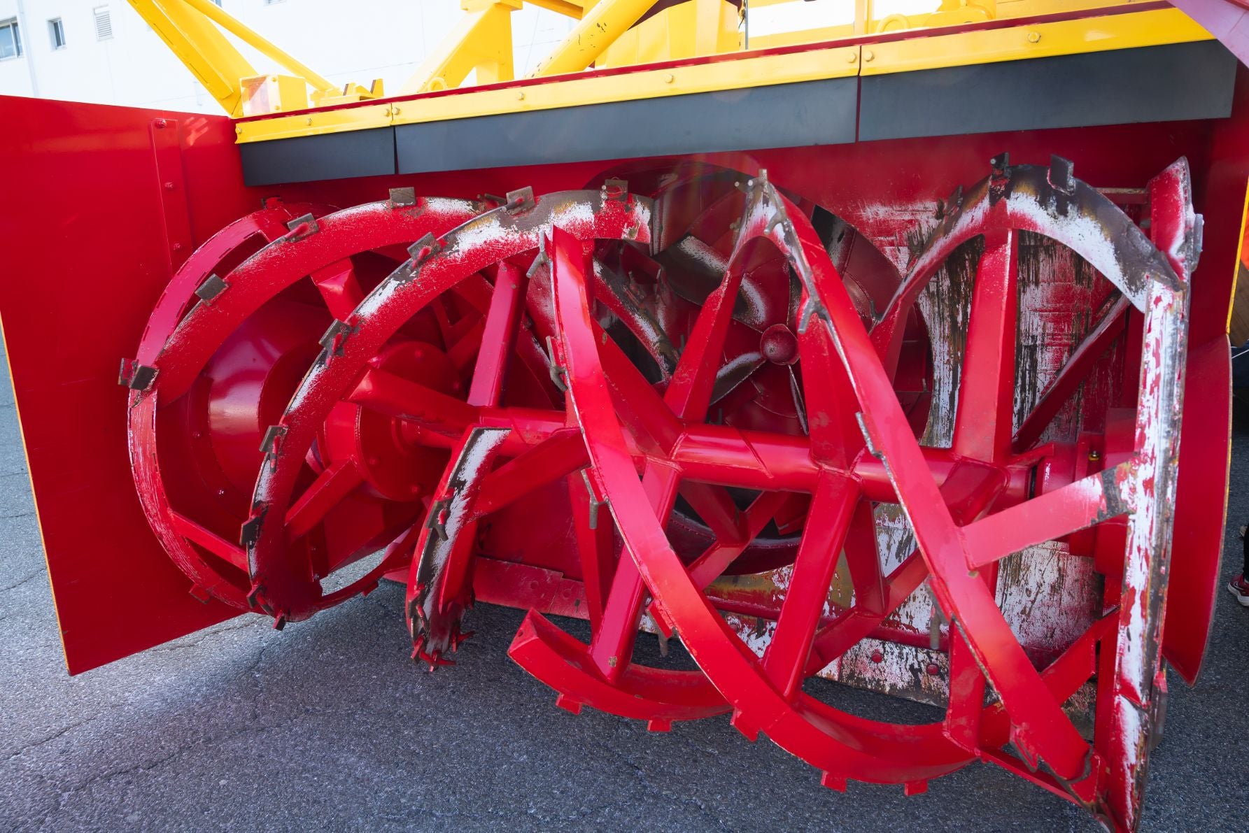 ロータリー除雪車のオーガに付いた、雪中の異物（チェーンなど）を吸い込まないように引っ掛けるための突起。