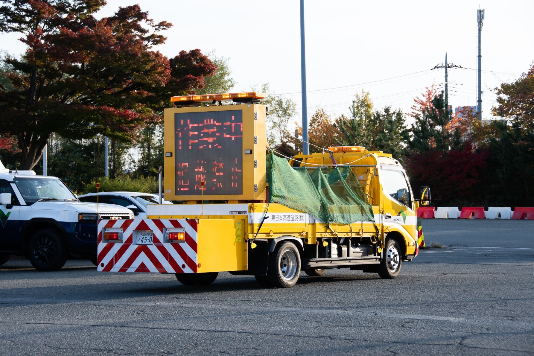 高速道路での除雪作業チームの最後尾を走り、LEDディスプレイで後続車に注意を促す標識車。