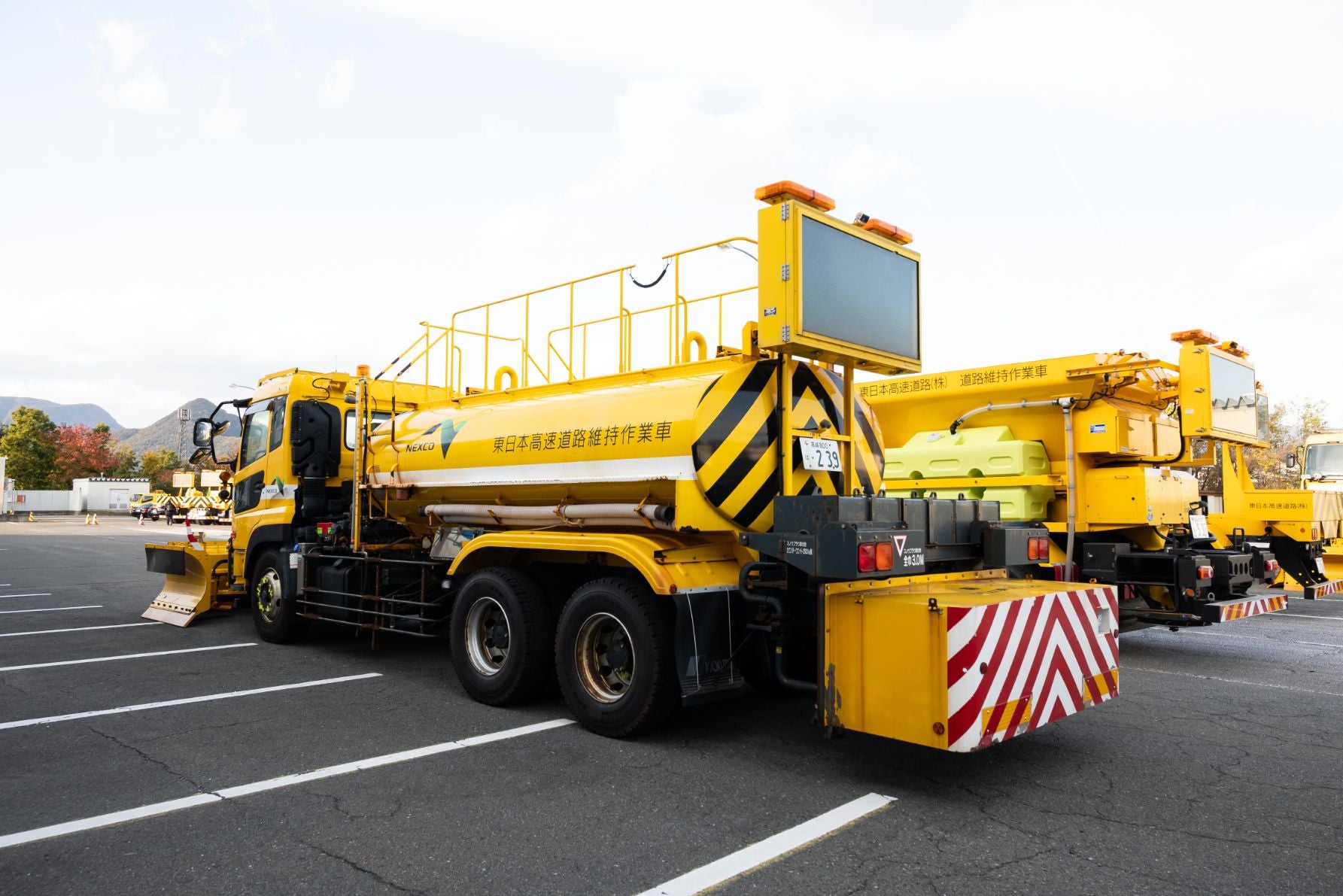 凍結防止剤を散布する散水車。追突事故を防ぐための衝撃緩和装置を後部に装備している。