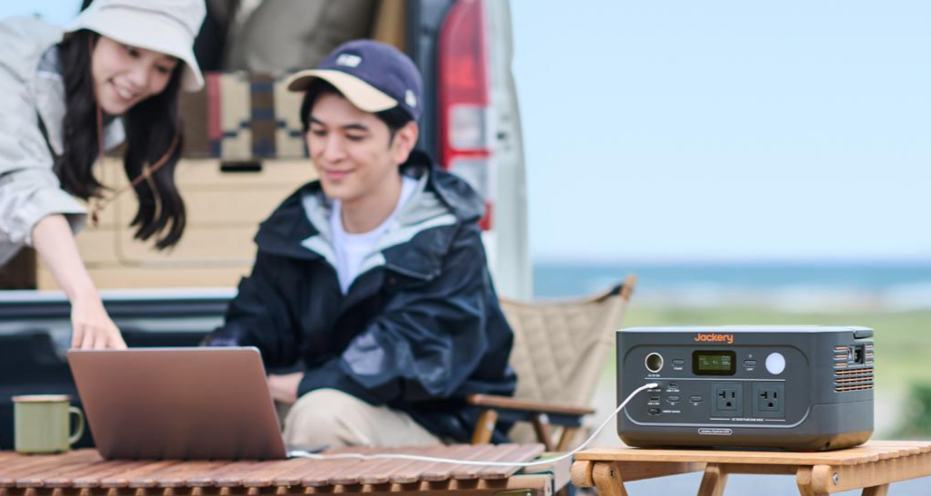 キャンプでポータブル電源を使用している男女