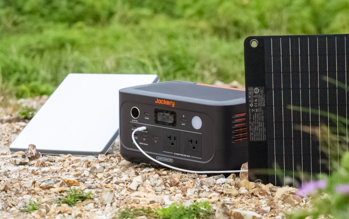 河原に直置きしたポータブル電源とソーラーパネル